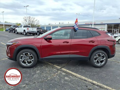 Used 2025 Chevrolet Trax LT FWD image 4