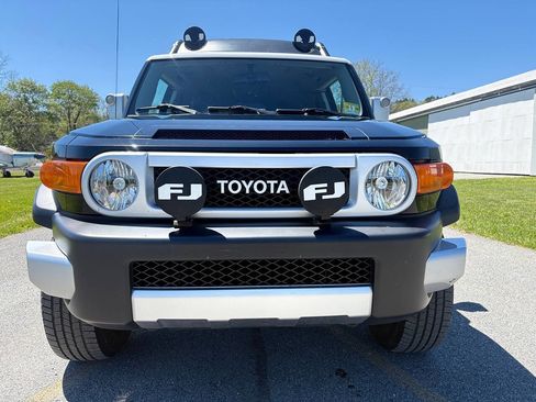 Used 2010 Toyota FJ Cruiser 4WD image 2