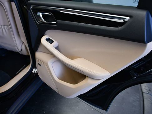 Certified 2023 Porsche Macan AWD/4WD image 26