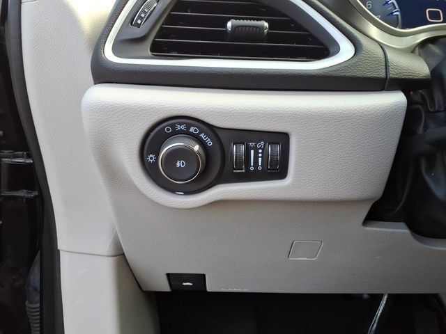 Certified 2024 Chrysler Pacifica Touring-L FWD image 16