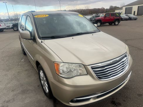 Used 2014 Chrysler Town & Country Touring image 3
