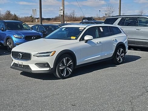 Used 2025 Volvo V60 B5 Cross Country Plus image 15