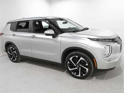 Used 2023 Mitsubishi Outlander SE image 1