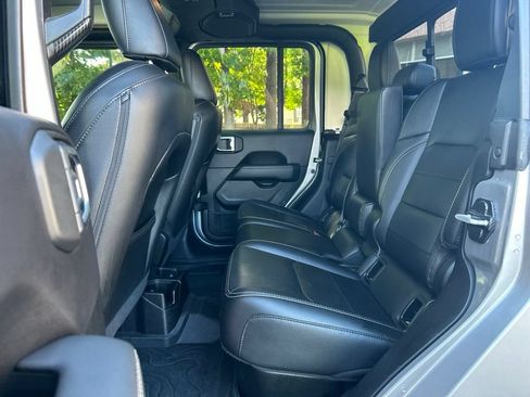 Used 2020 Jeep Gladiator Overland AWD/4WD image 27