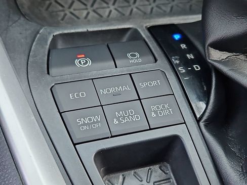 Used 2020 Toyota RAV4 LE w/ All Weather Liner Package AWD/4WD image 24