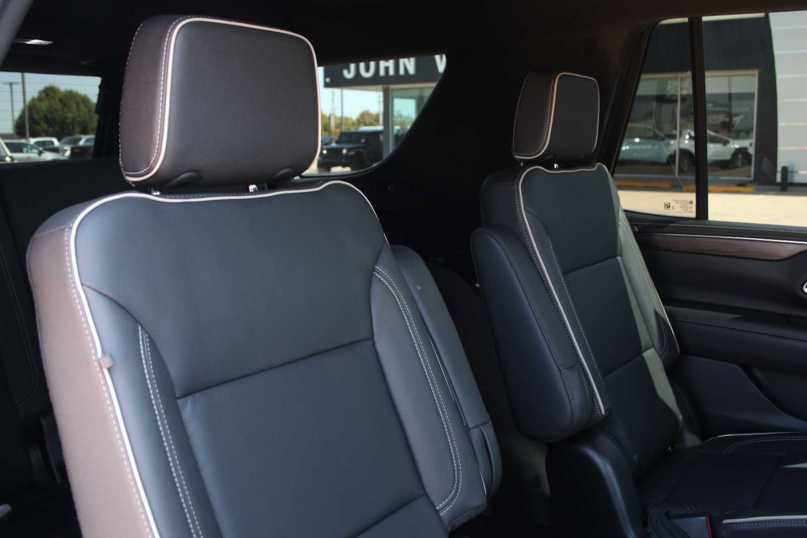 Used 2023 Chevrolet Tahoe Premier AWD/4WD image 28