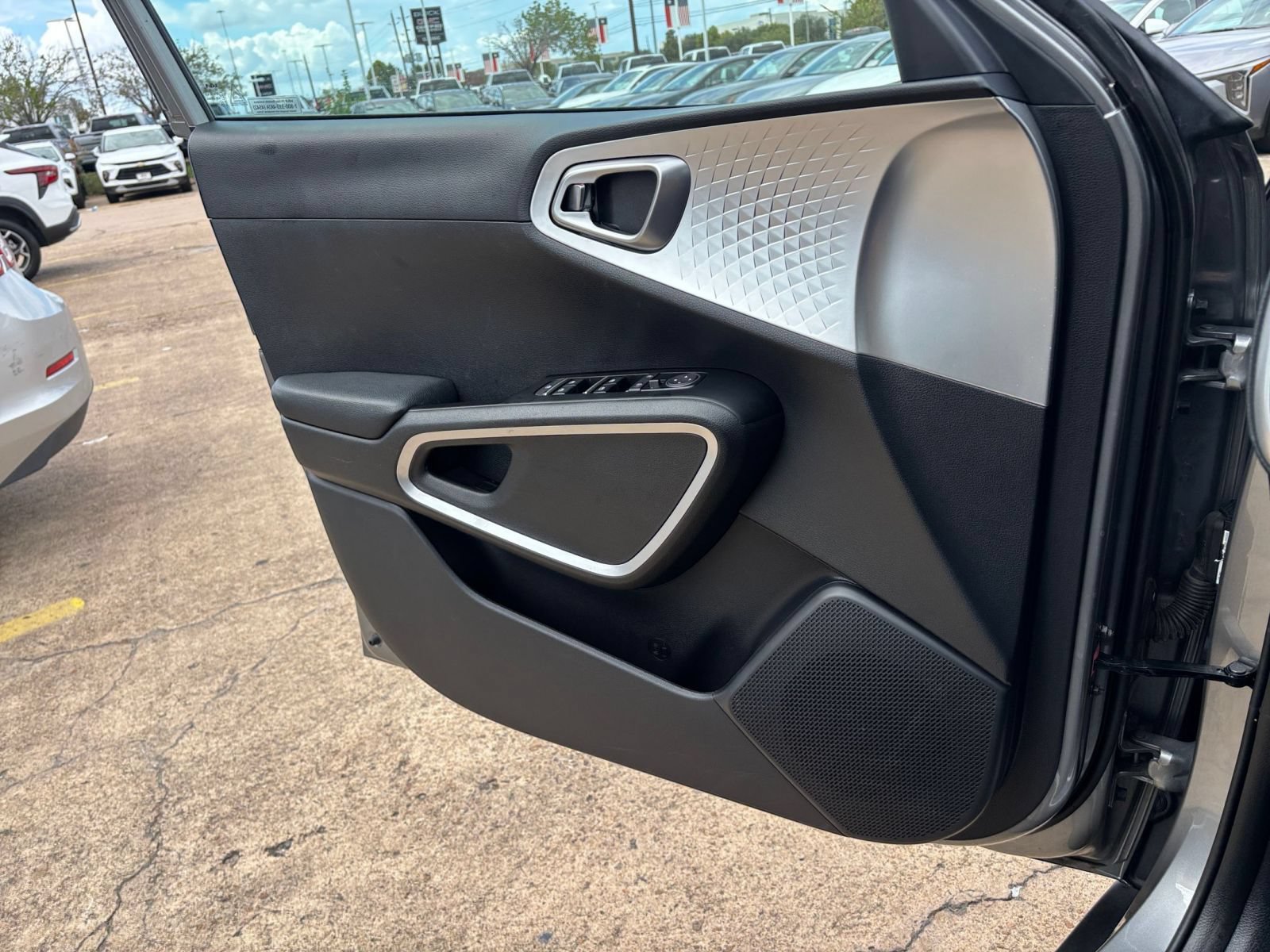 Used 2025 Kia Soul LX w/ LX Technology Package FWD image 18
