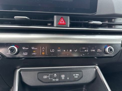 Used 2025 Kia Carnival SX w/ SX Dark Edition Package FWD image 24