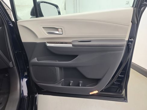 Used 2024 Toyota Sienna XLE image 12