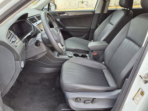 Used 2023 Volkswagen Tiguan SE image 18