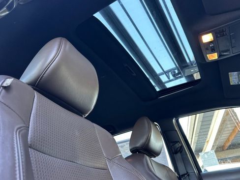 Used 2016 Toyota Tacoma Limited w/ Towing Package image 14