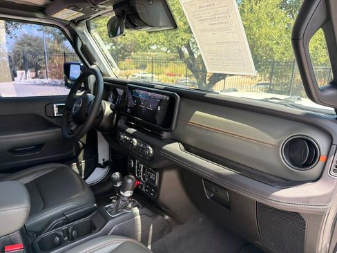 Used 2025 Jeep Gladiator Mojave w/ Convenience Group AWD/4WD image 41