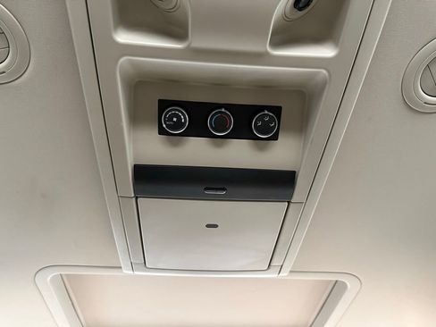 Used 2016 Chrysler Town & Country Touring-L image 39