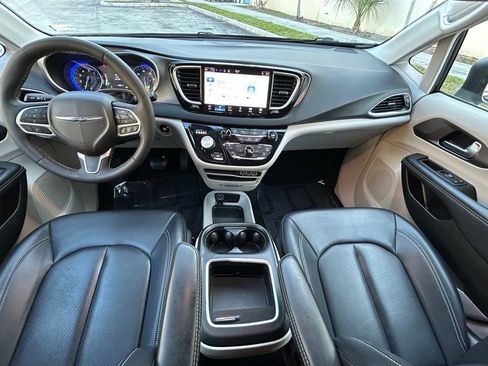 Certified 2023 Chrysler Pacifica Touring-L FWD image 10