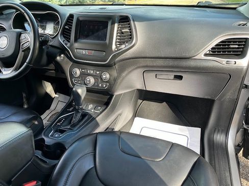 Used 2019 Jeep Cherokee Latitude Plus w/ Comfort/Convenience Group image 39