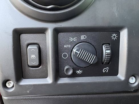 Used 2005 HUMMER H2 SUT w/ Preferred Equipment Group AWD/4WD image 21