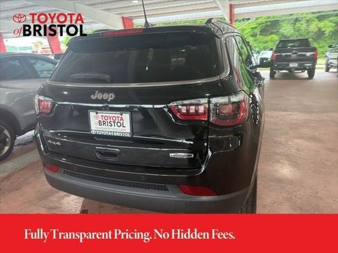 Used 2024 Jeep Compass Latitude w/ Sun and Sound Group AWD/4WD image 9