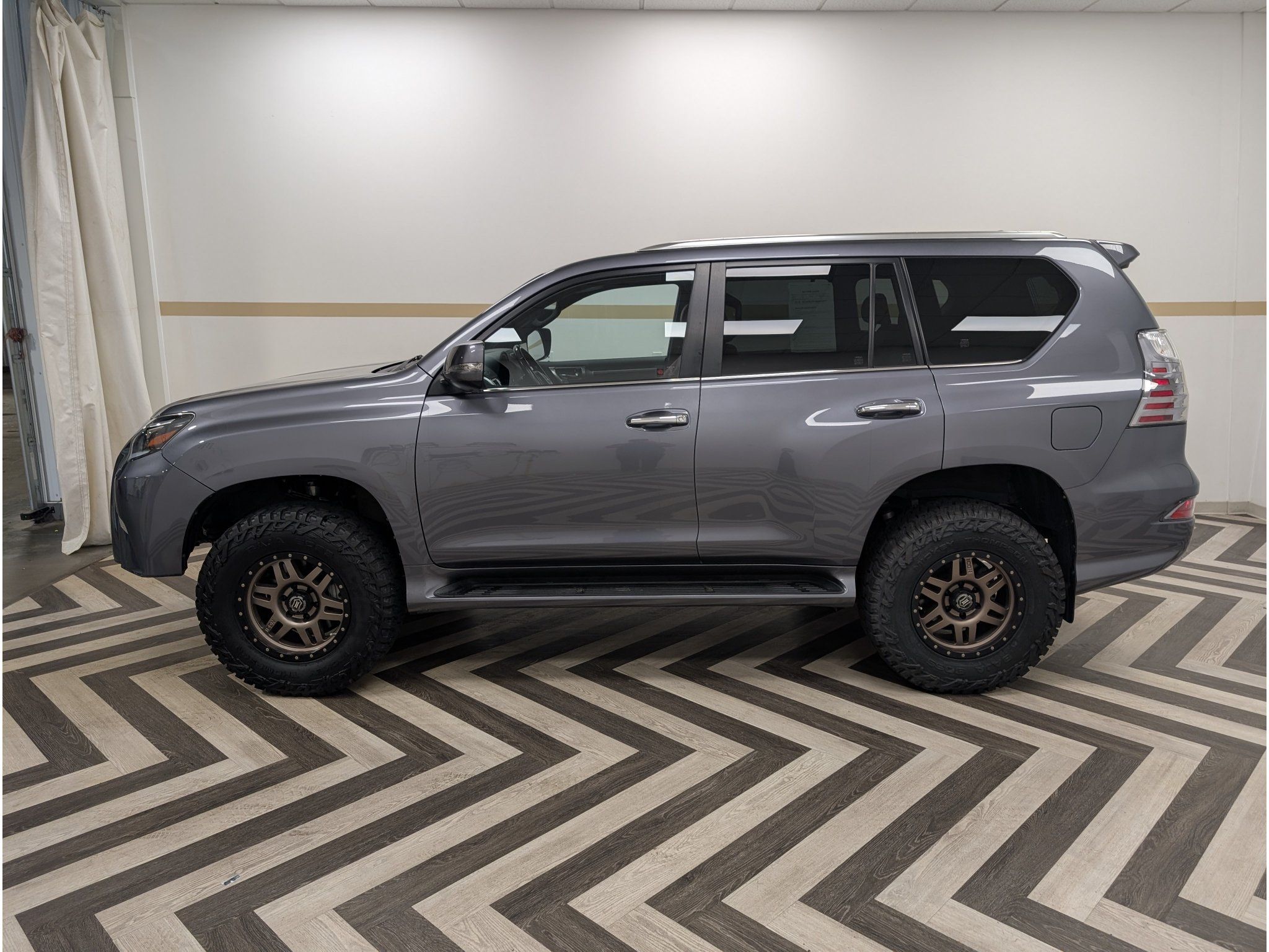 Used 2023 Lexus GX 460 Premium w/ Premium Plus Package AWD/4WD image 3
