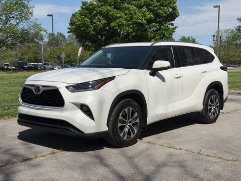 Used 2021 Toyota Highlander XLE AWD/4WD image 45