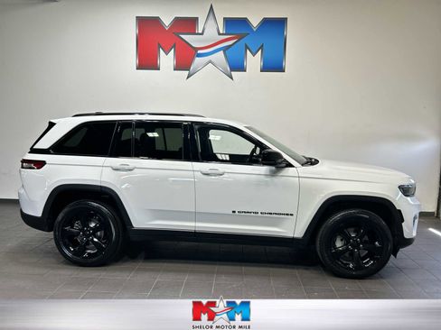 Used 2023 Jeep Grand Cherokee Limited w/ Black Appearance Package AWD/4WD image 1
