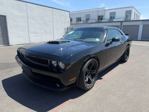 Used 2014 Dodge Challenger R/T RWD image 2