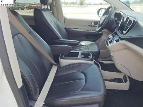 Used 2024 Chrysler Pacifica Limited FWD image 3