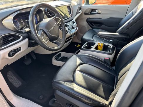 Used 2023 Chrysler Pacifica Touring-L FWD image 8