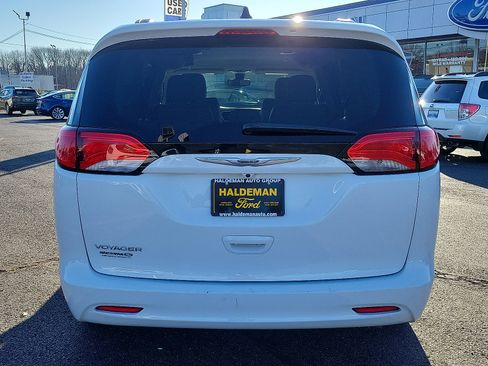 Used 2021 Chrysler Voyager Lxi FWD image 5