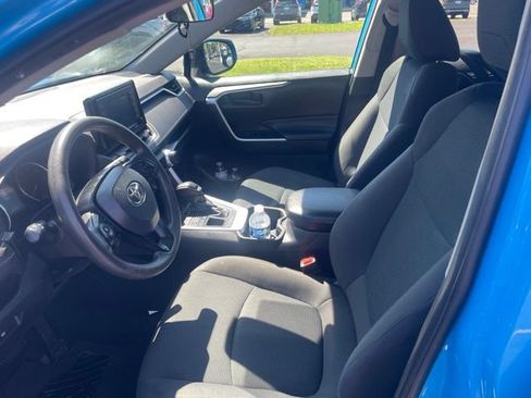 Used 2021 Toyota RAV4 LE w/ Carpet Mat Package (TMS) AWD/4WD image 5