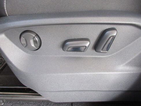 Used 2025 Volkswagen Atlas SE image 13