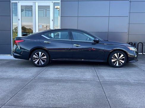 Used 2022 Nissan Altima 2.5 SV FWD image 2