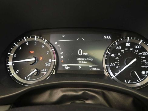 Used 2021 Toyota Highlander XLE AWD/4WD image 12