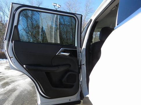 Used 2023 Mitsubishi Outlander SE image 19