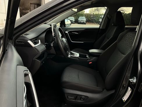 Used 2025 Toyota RAV4 XLE image 10
