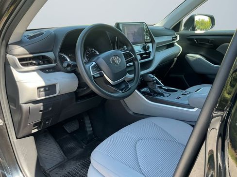 Used 2023 Toyota Highlander L FWD image 11