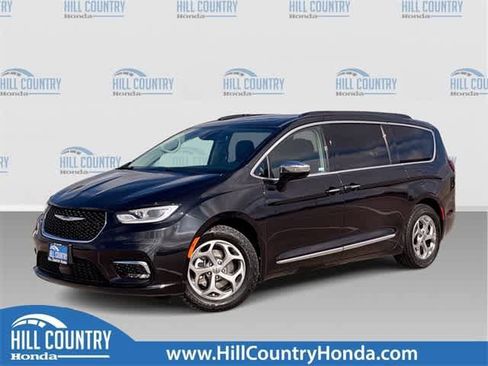 Used 2023 Chrysler Pacifica Limited image 1