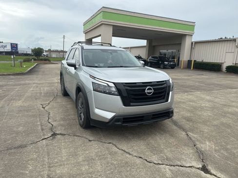 Used 2024 Nissan Pathfinder SV w/ SV Premium Package FWD image 2