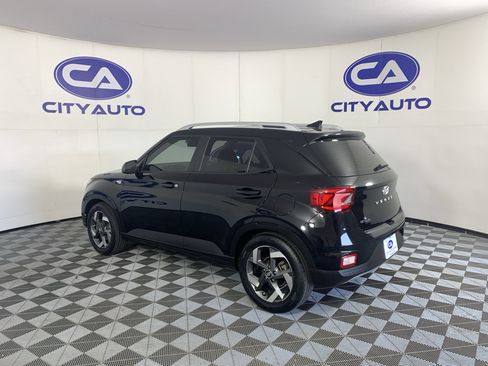 Used 2022 Hyundai Venue SEL FWD image 5