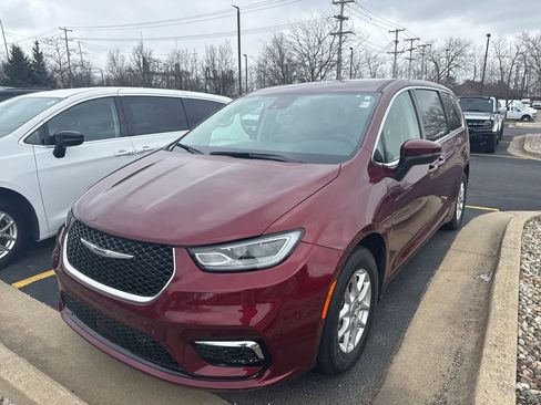 Used 2023 Chrysler Pacifica Touring-L image 1