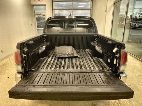 Used 2021 Toyota Tacoma TRD Off-Road image 12