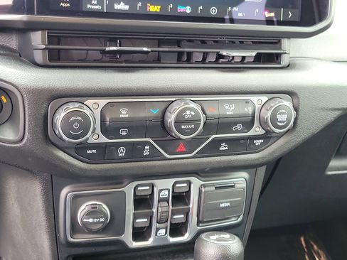 Used 2024 Jeep Wrangler Sport S image 27