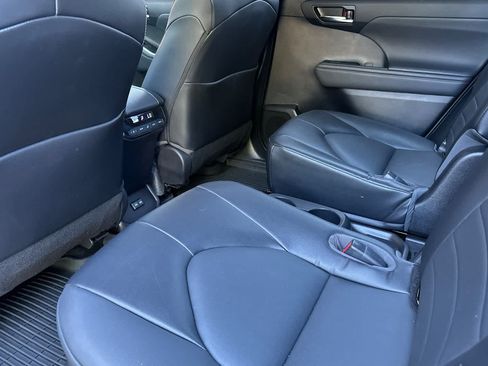 Used 2022 Toyota Highlander XLE AWD/4WD image 4