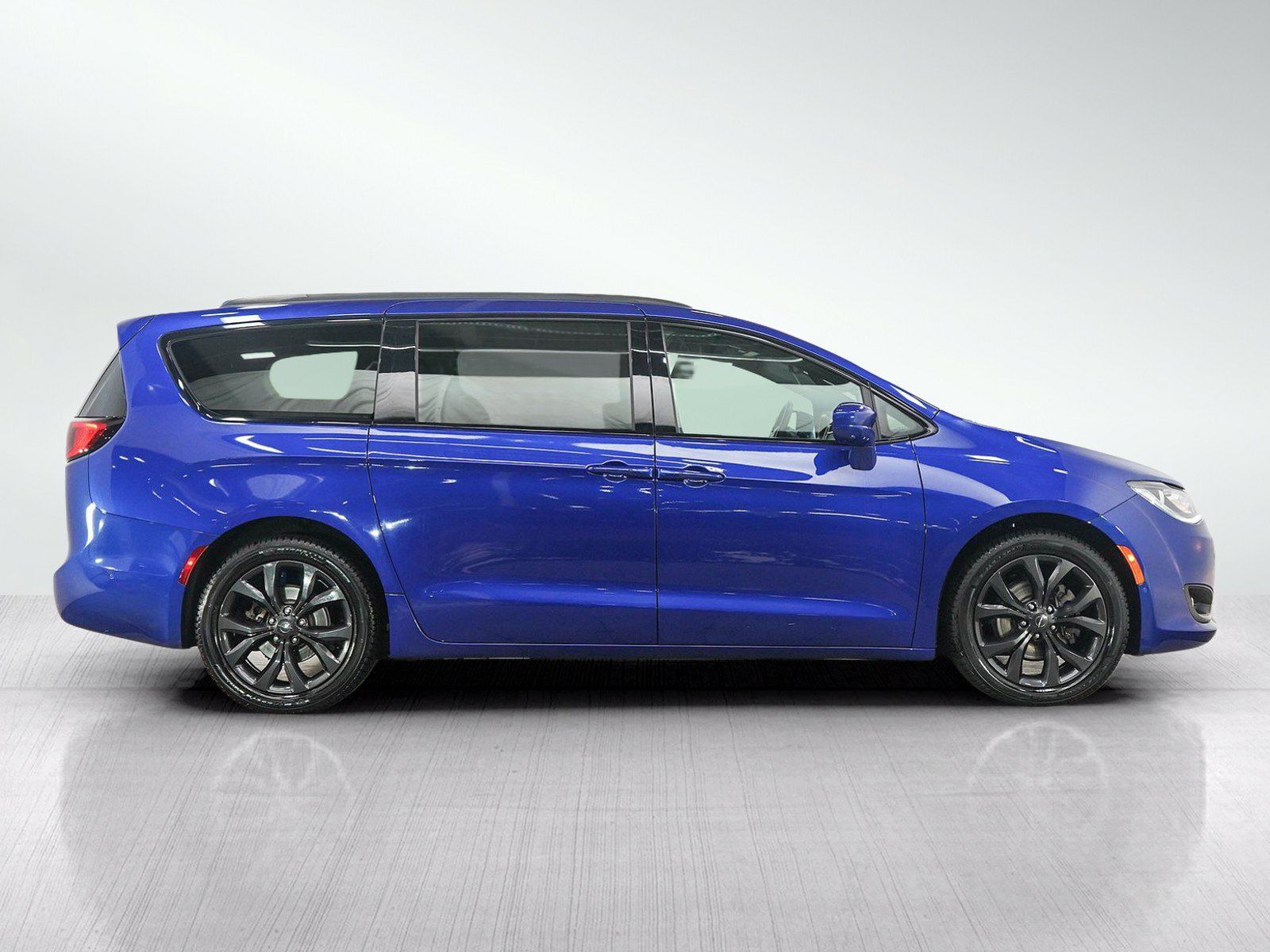 Used 2019 Chrysler Pacifica Touring-L Plus w/ Advanced Safetytec Group FWD image 6