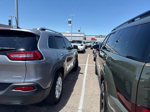 Used 2018 Jeep Cherokee Latitude Plus w/ Comfort/Convenience Group FWD image 7