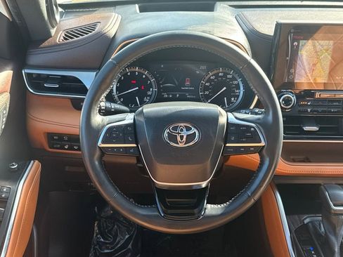 Used 2021 Toyota Highlander Platinum image 15