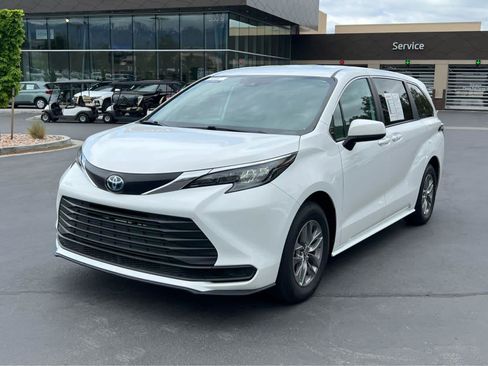 Used 2025 Toyota Sienna LE FWD image 2