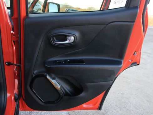 Used 2018 Jeep Renegade Altitude image 33