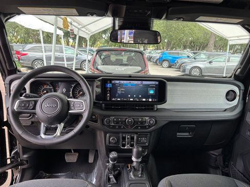 Used 2025 Jeep Wrangler Unlimited Sahara AWD/4WD image 32
