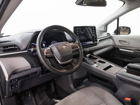 Used 2021 Toyota Sienna LE FWD image 23
