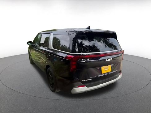 Used 2026 Kia Carnival FWD image 11
